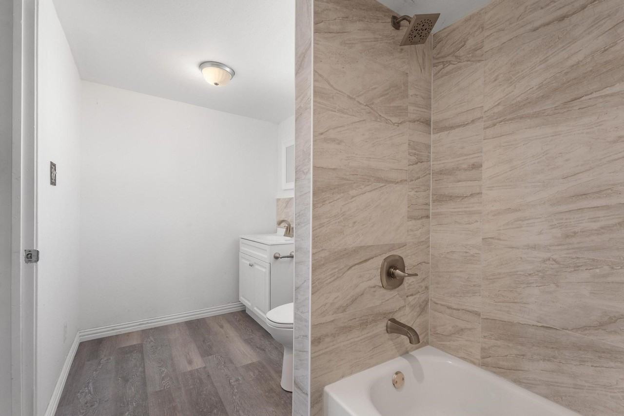 127 W Texas St - Photo 6 of 11