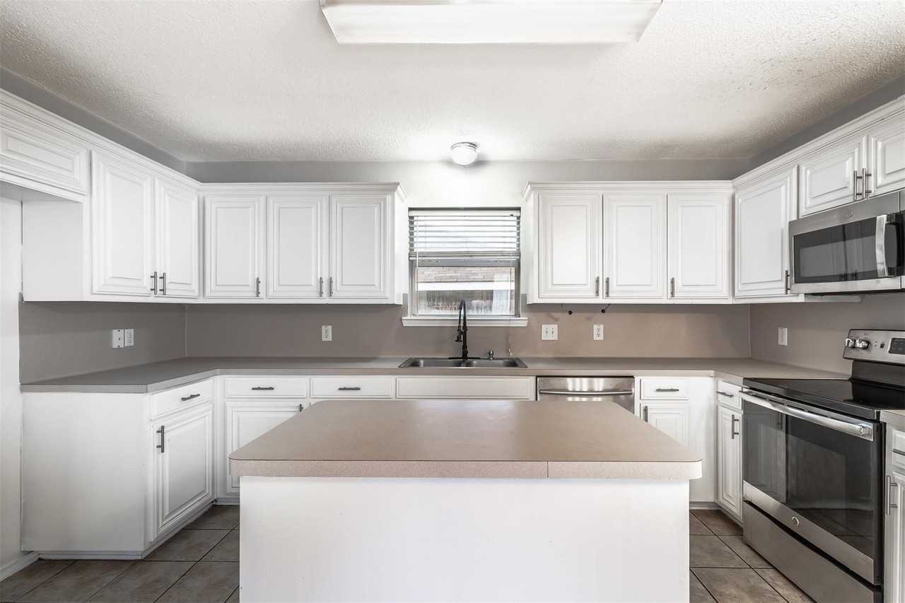 7921 Rattlers Ct - Photo 6 of 17