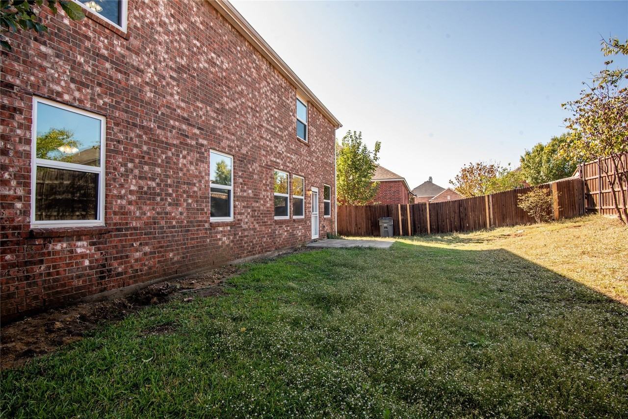 1905 Peppertree Dr - Photo 4 of 24