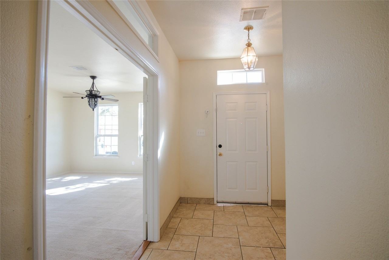 1905 Peppertree Dr - Photo 5 of 24