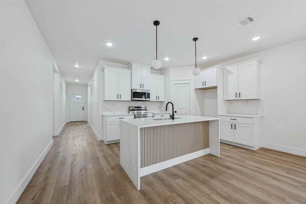 1340 Elmwood Ave - Photo 5 of 25