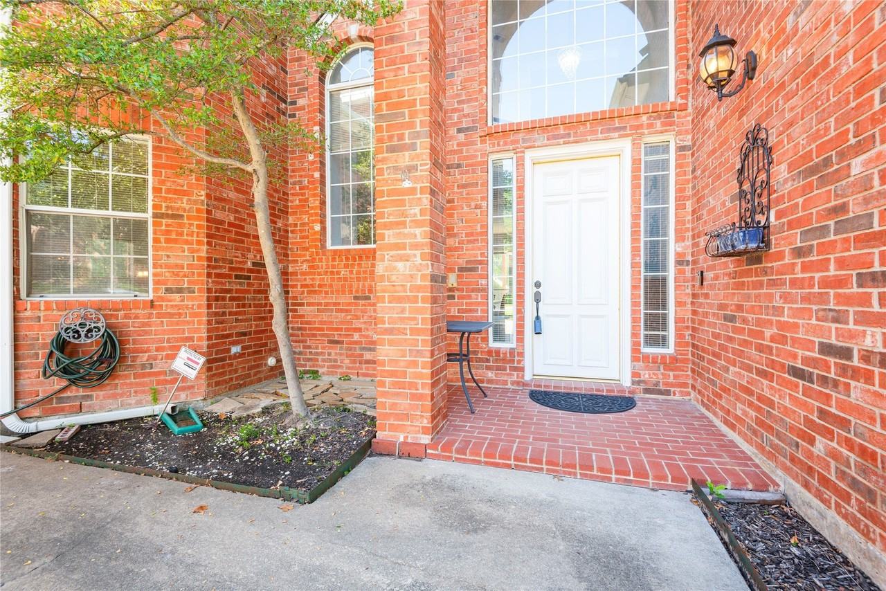 909 Hills Creek Dr - Photo 3 of 37