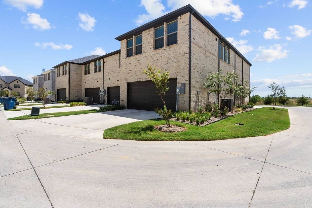 328 Parkside Dr - Photo 3 of 25