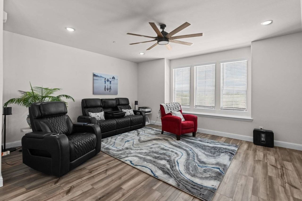 328 Parkside Dr - Photo 4 of 25