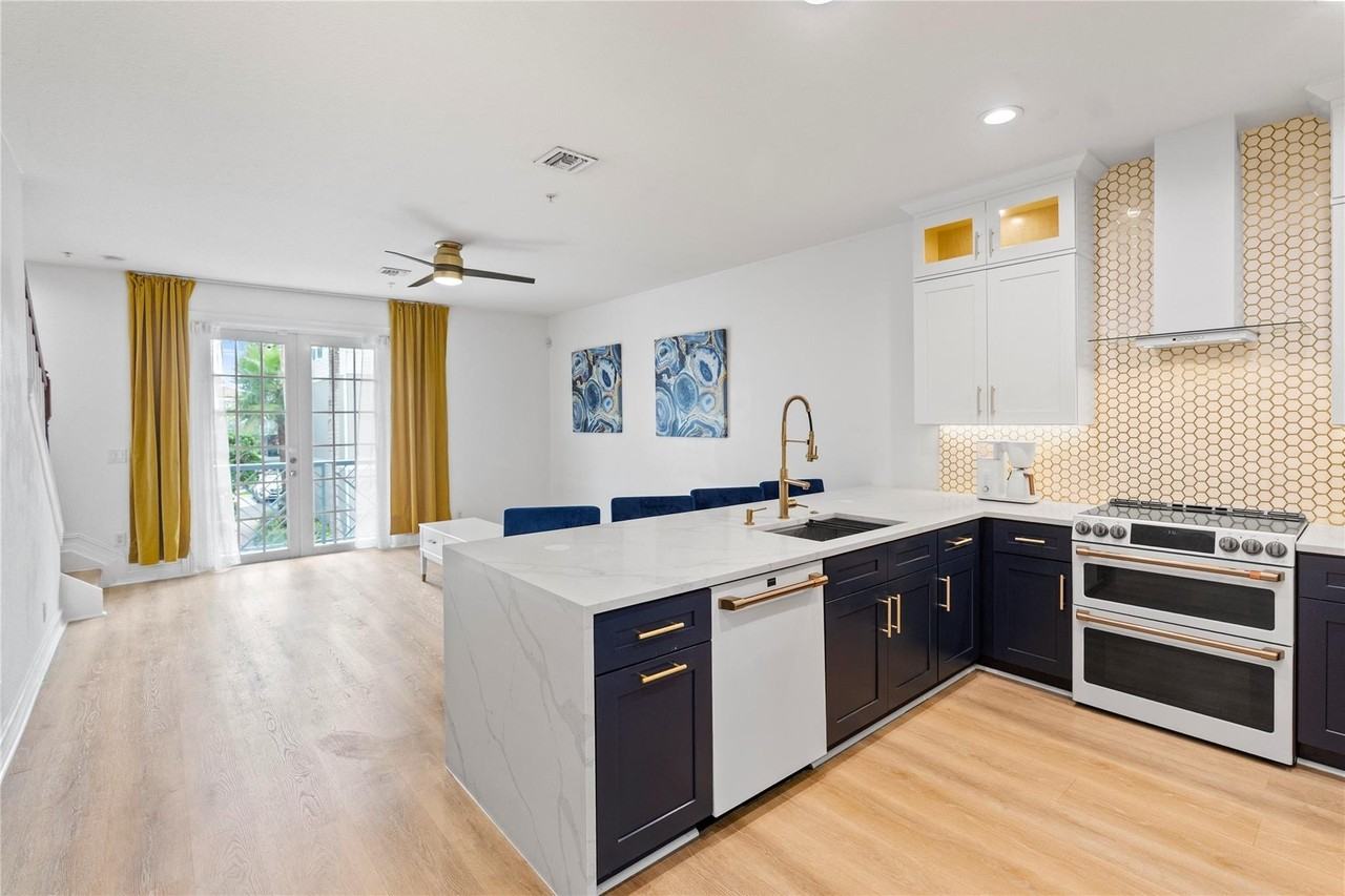 2243 Ne 9th Ave - Photo 3 of 33