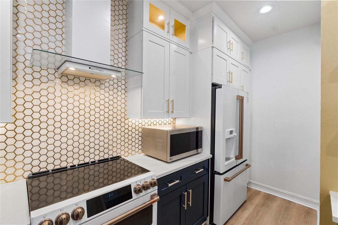 2243 Ne 9th Ave - Photo 7 of 33