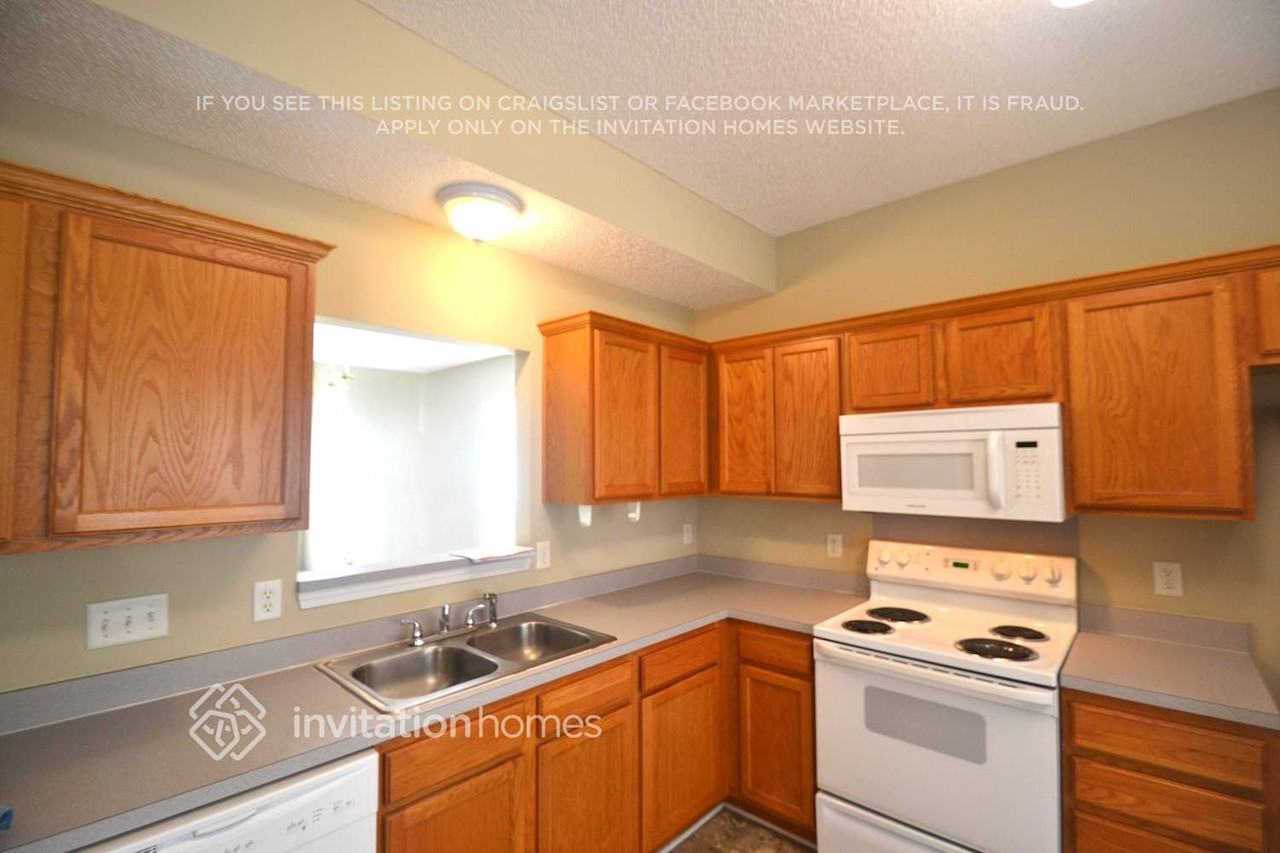 1013 Salmon River Dr - Photo 3 of 11