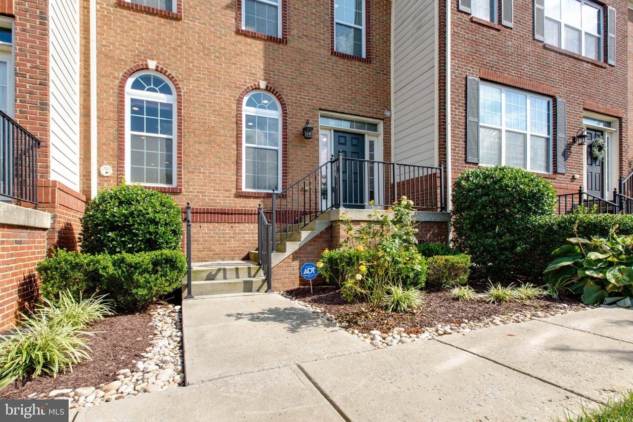 7652 Elmcrest Rd - Photo 4 of 50
