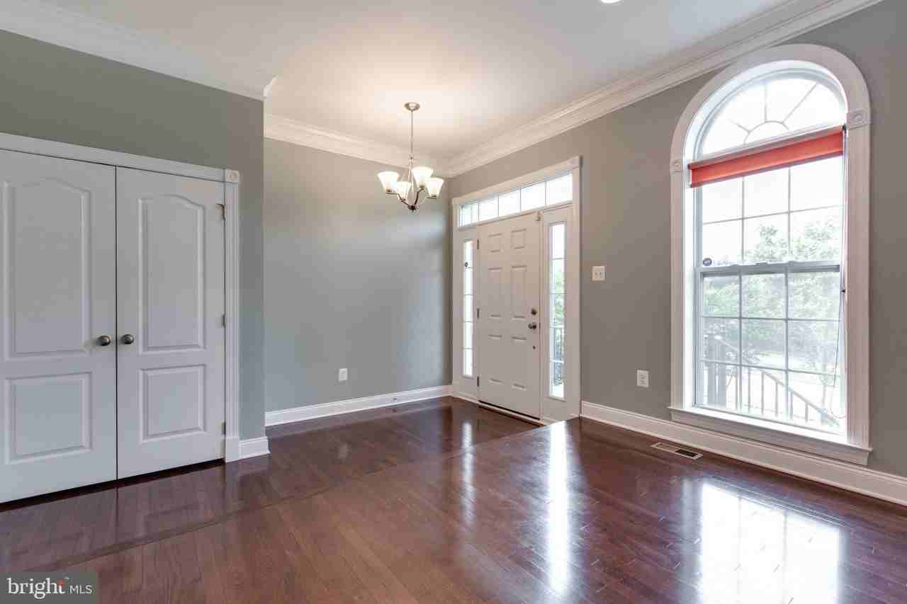 7652 Elmcrest Rd - Photo 5 of 50