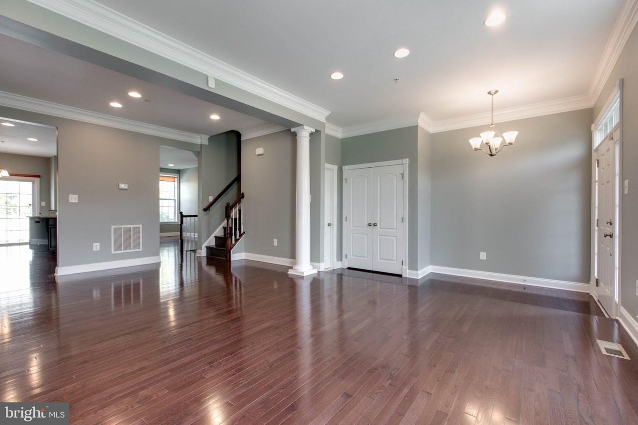 7652 Elmcrest Rd - Photo 6 of 50