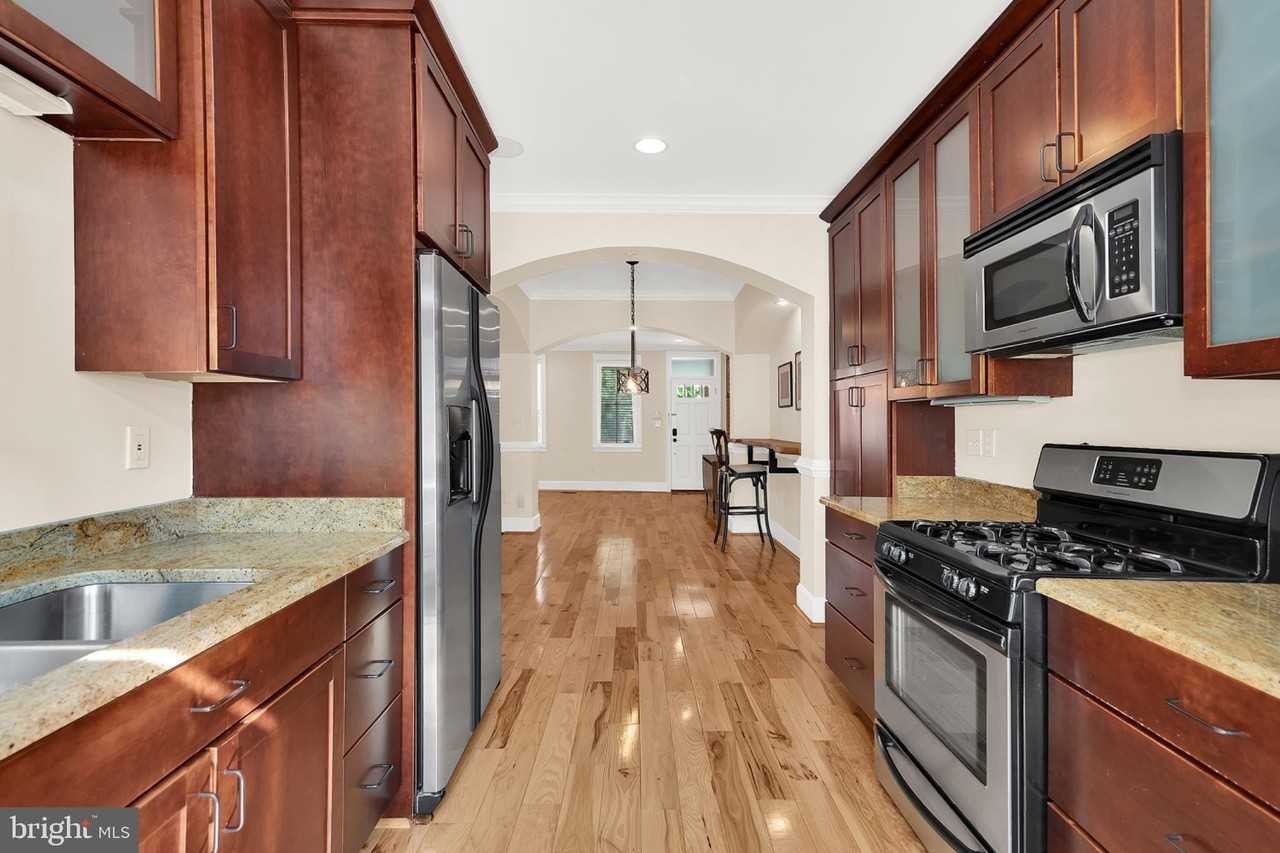 610 Grundy St - Photo 4 of 30
