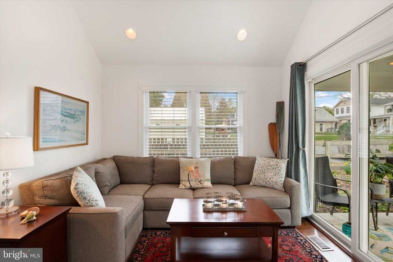 1711 Wilson Point Rd - Photo 2 of 15