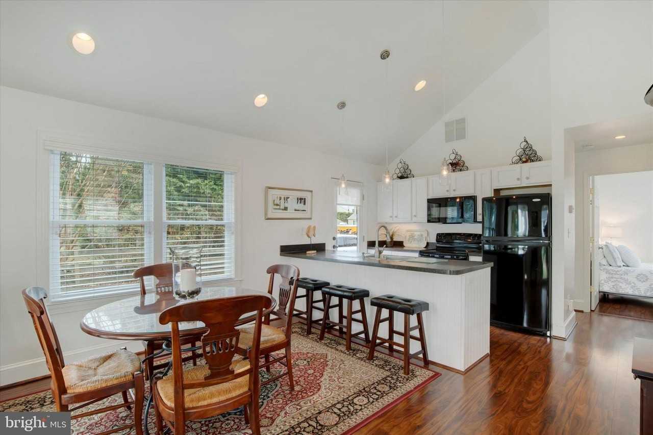 1711 Wilson Point Rd - Photo 4 of 15