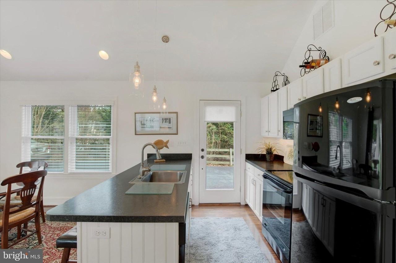 1711 Wilson Point Rd - Photo 6 of 15