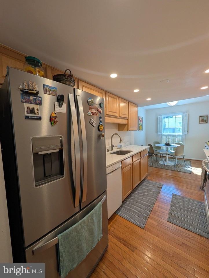 6781 Surreywood Ln - Photo 3 of 32