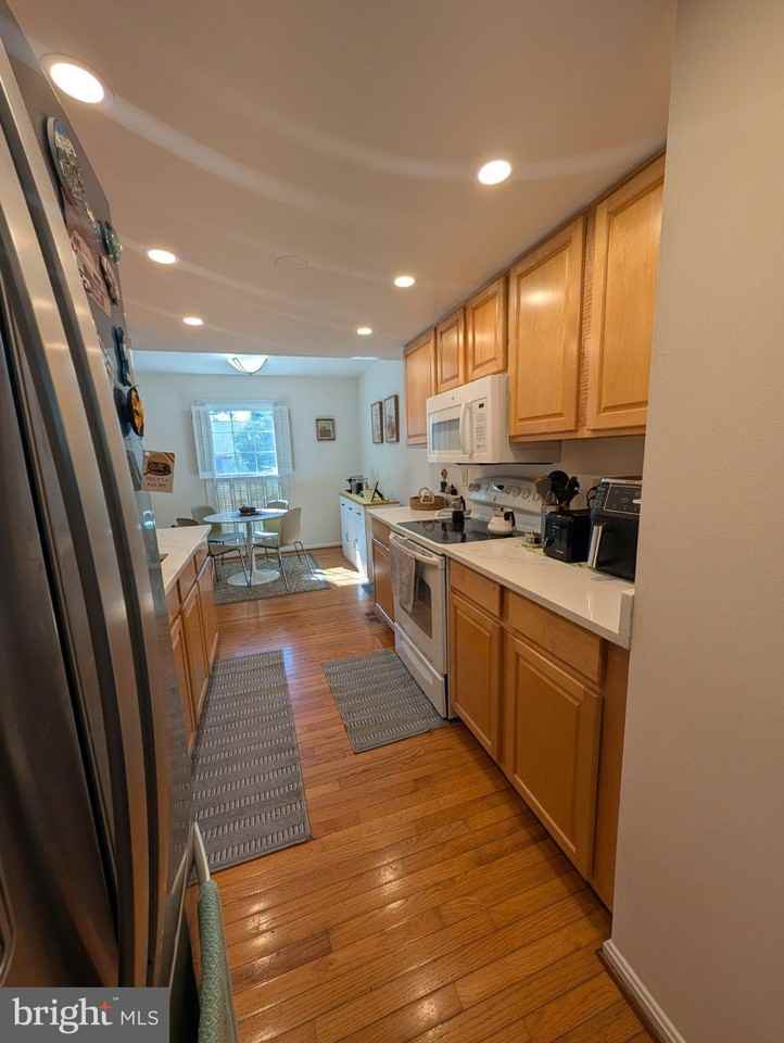 6781 Surreywood Ln - Photo 4 of 32