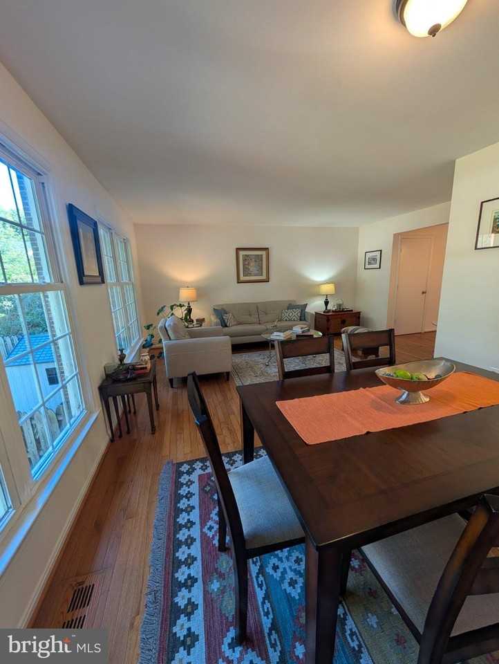 6781 Surreywood Ln - Photo 7 of 32