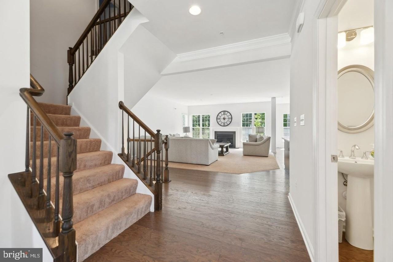 5809 Savannah Dr - Photo 3 of 32