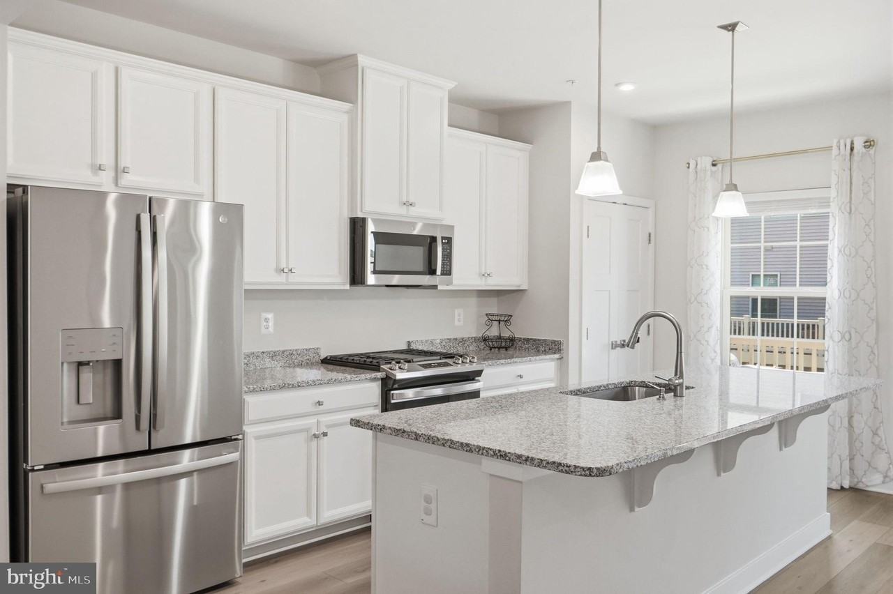 8805 Sybil Ln - Photo 6 of 33