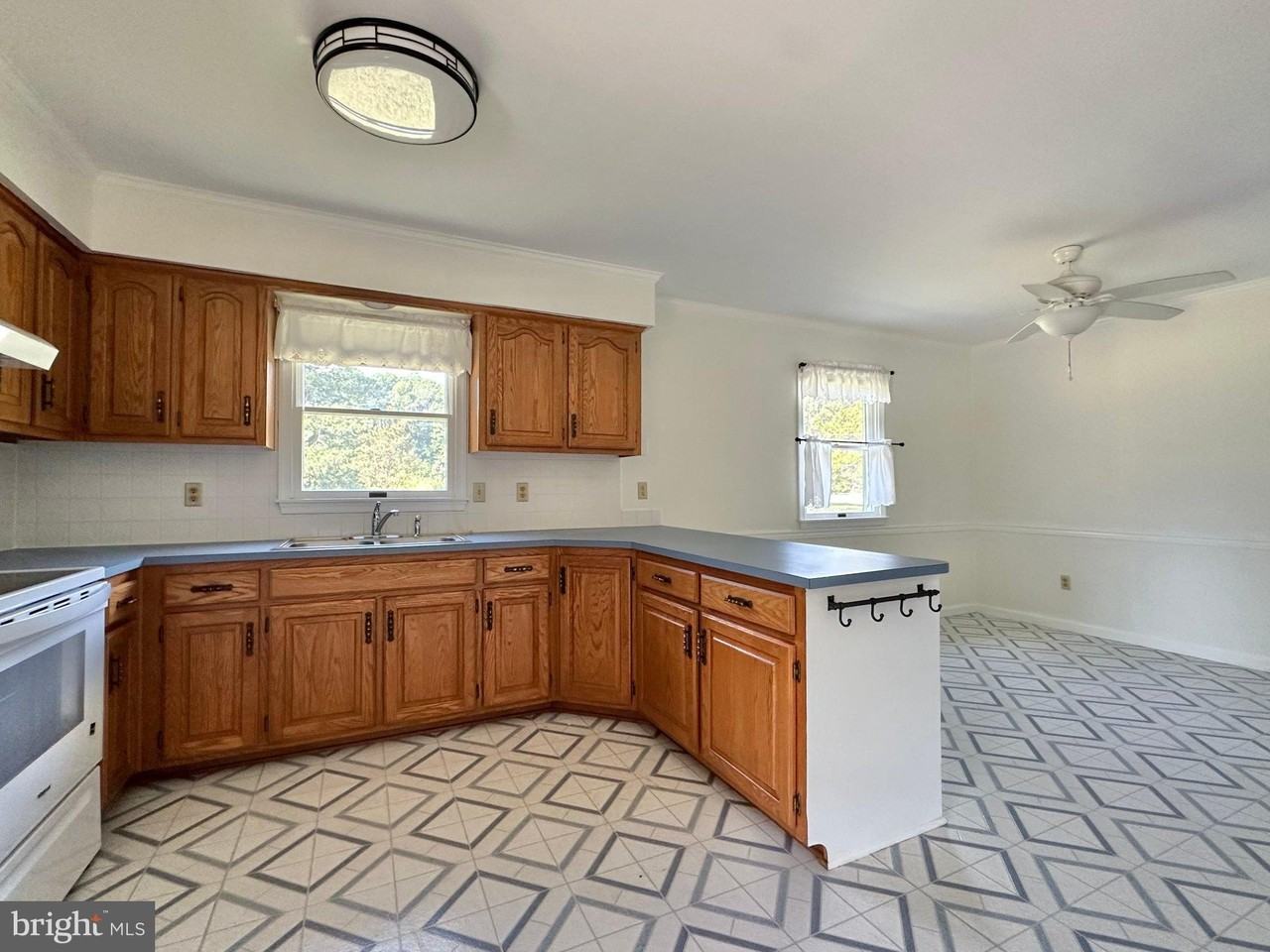 7810 Cooper Point Rd - Photo 6 of 16