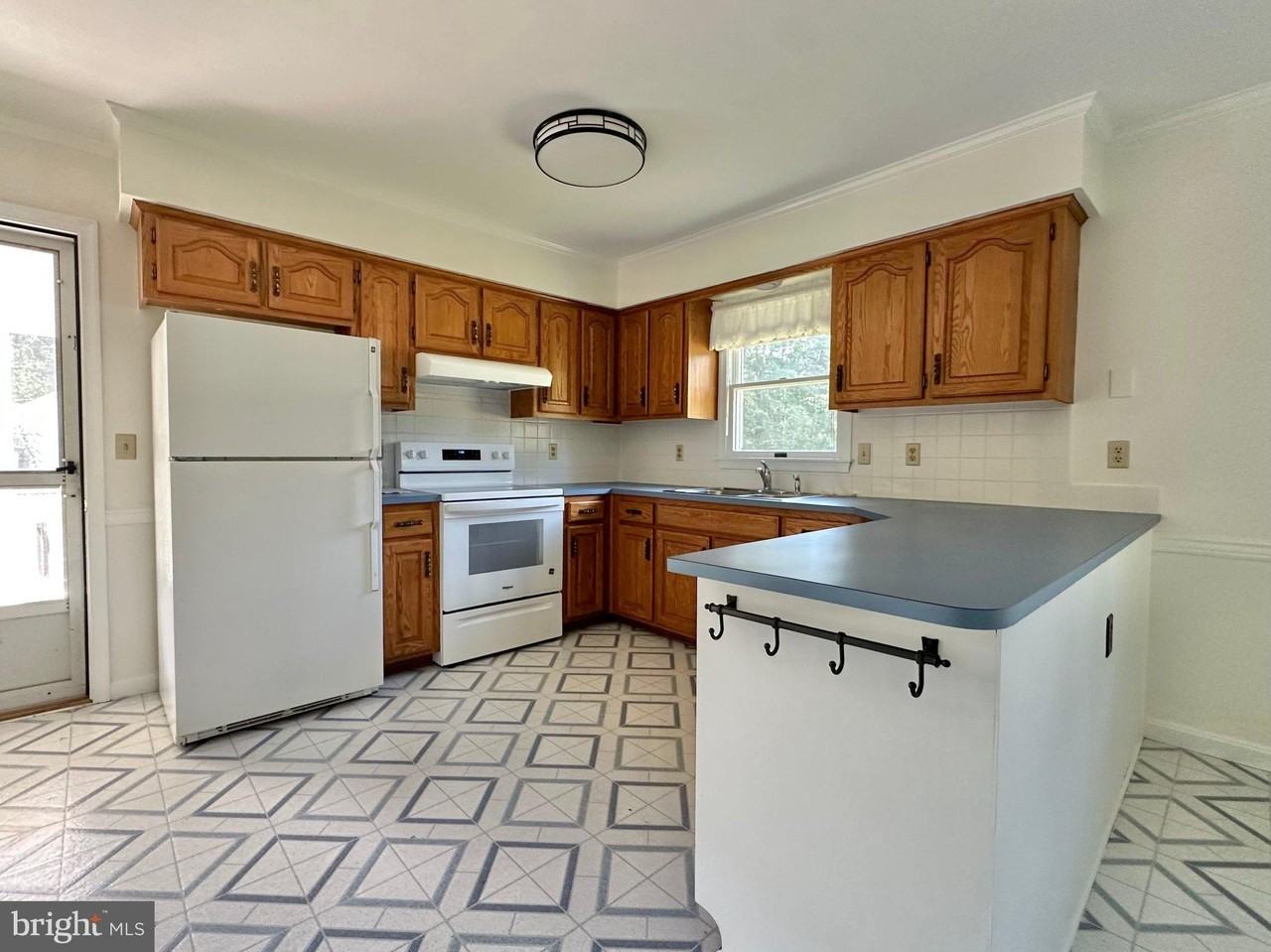 7810 Cooper Point Rd - Photo 7 of 16