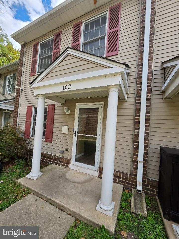 102 Royal Court Ln #102 - Photo 2 of 39