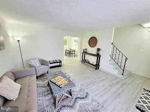 303 Gray Ave - Photo 4 of 11