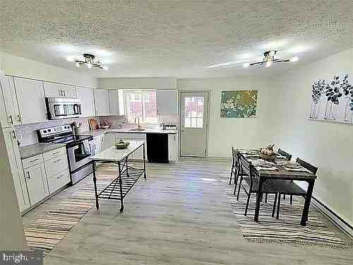 303 Gray Ave - Photo 5 of 11