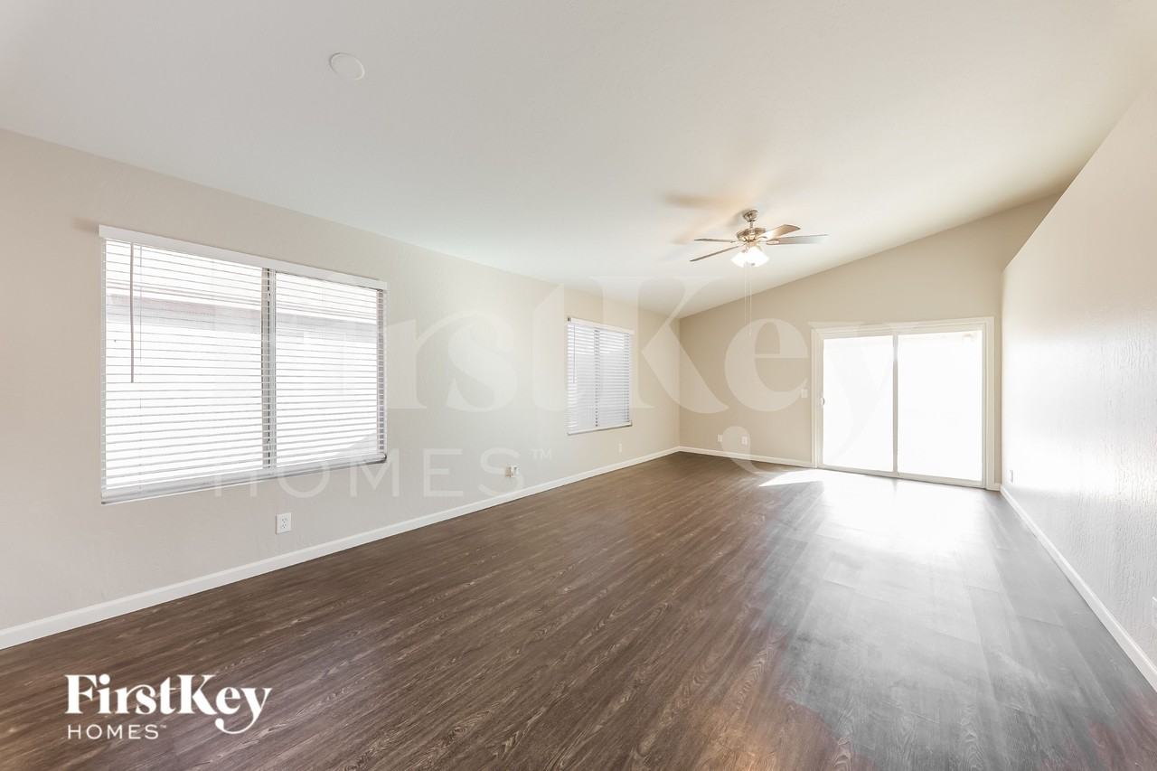 441 S Luther - Photo 2 of 16