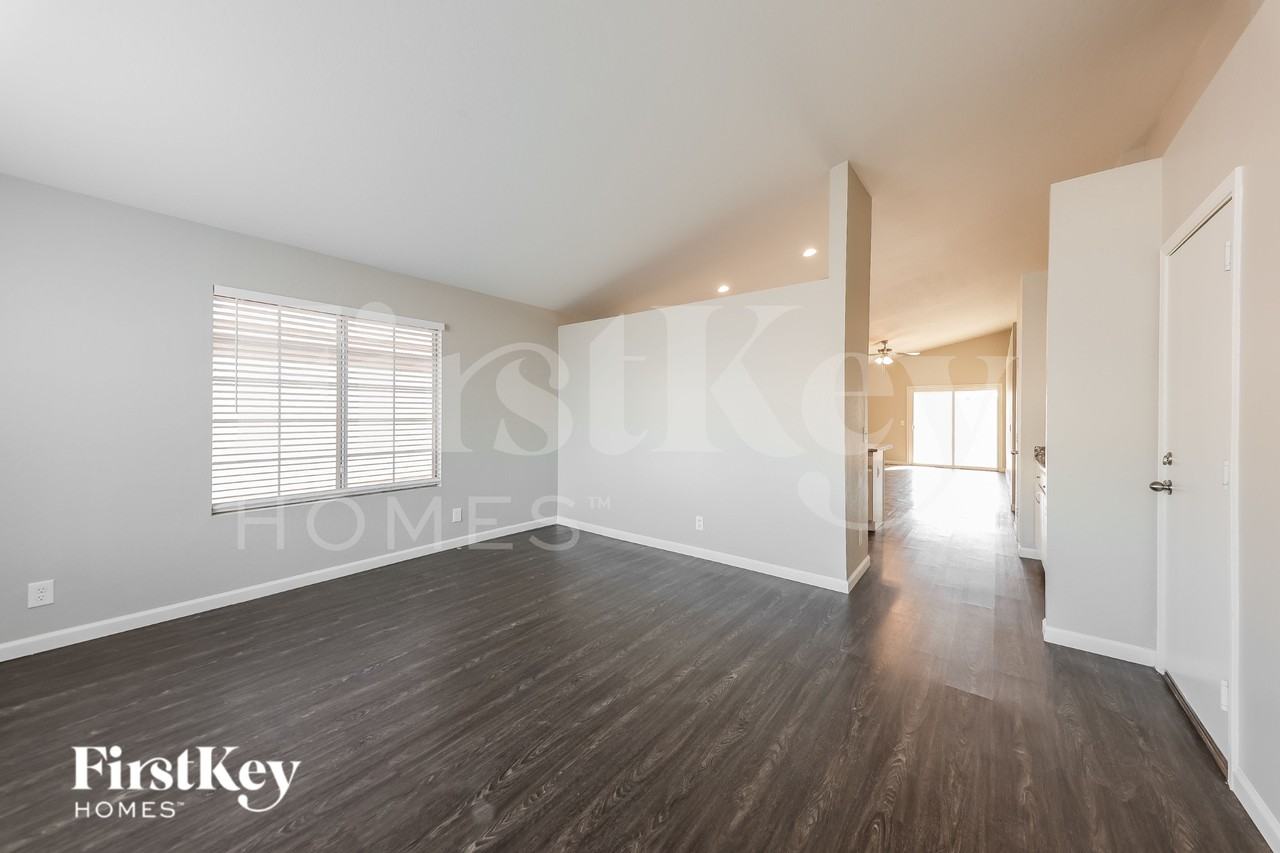 441 S Luther - Photo 6 of 16