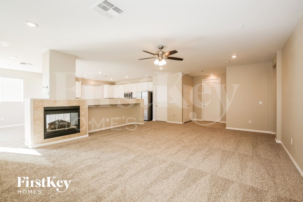 2425 Manchester Bay Ave - Photo 4 of 15