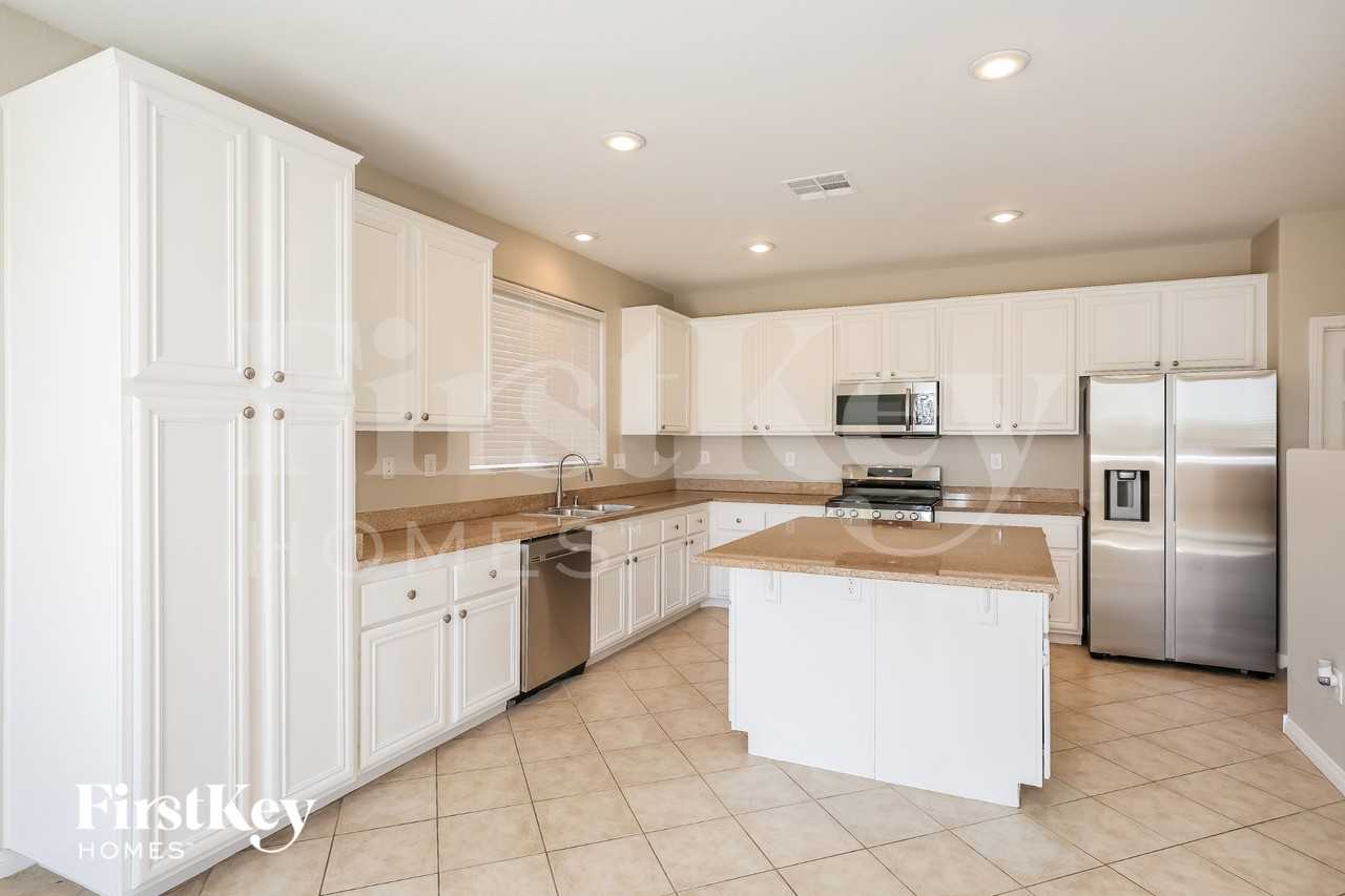 2425 Manchester Bay Ave - Photo 6 of 15