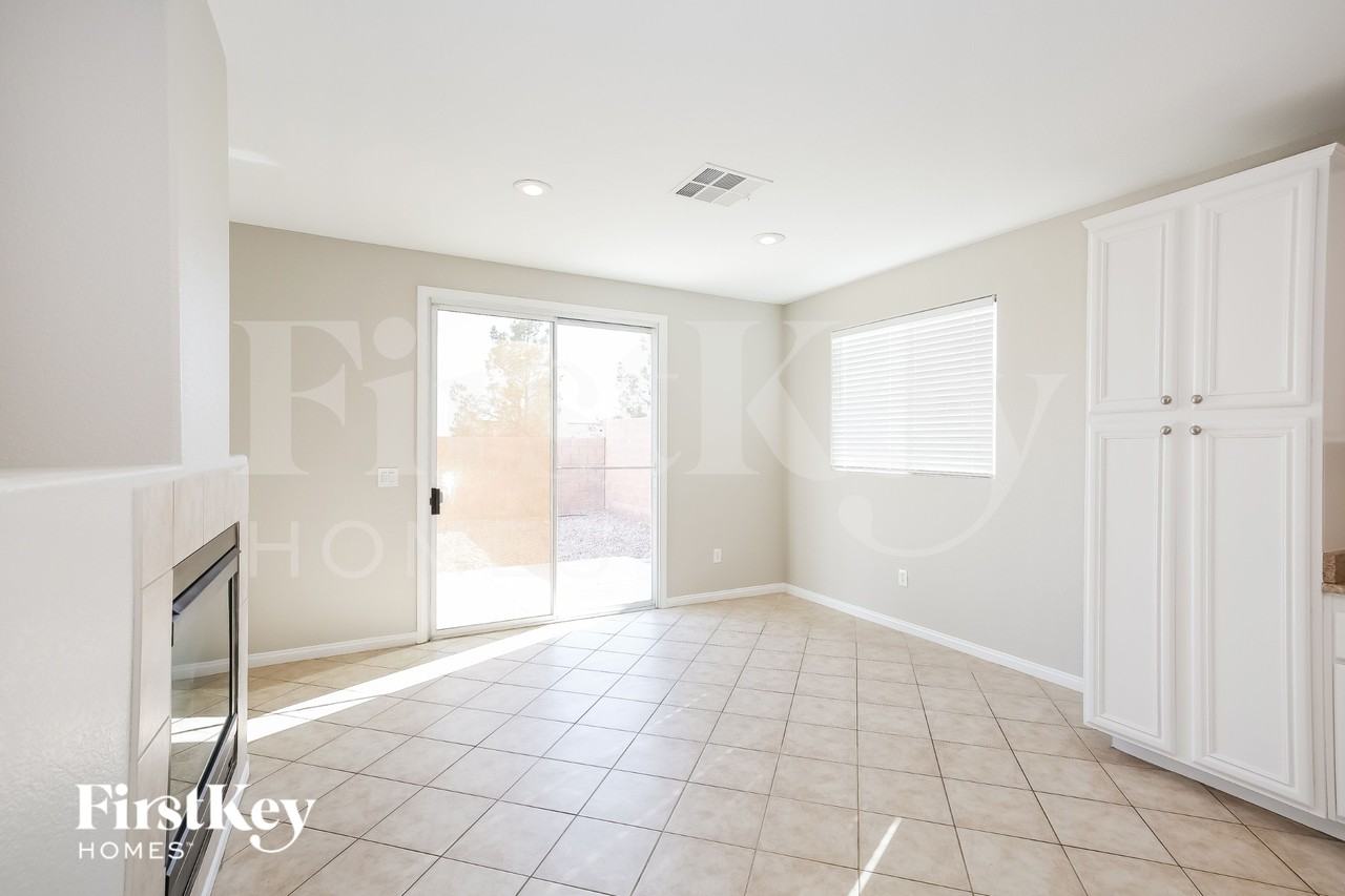 2425 Manchester Bay Ave - Photo 7 of 15
