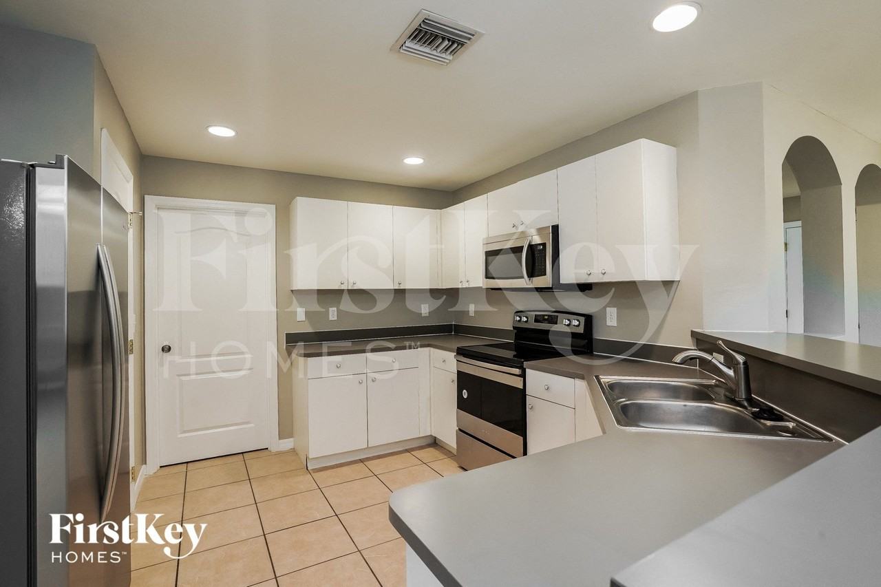 1029 Butler St E - Photo 6 of 16