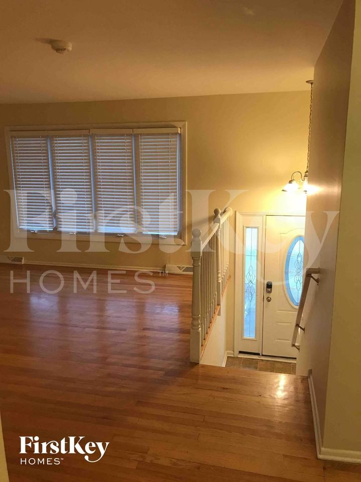 534 N Longwood Dr - Photo 2 of 12