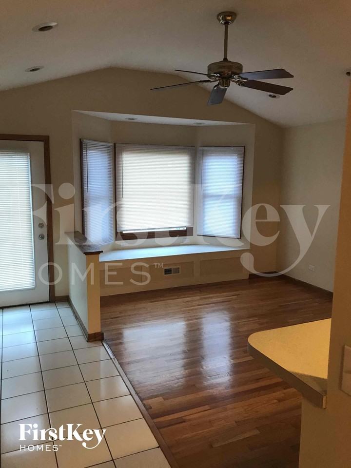 534 N Longwood Dr - Photo 3 of 12