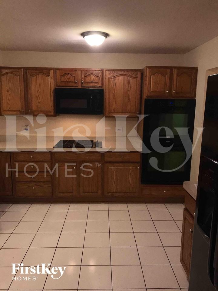 534 N Longwood Dr - Photo 4 of 12