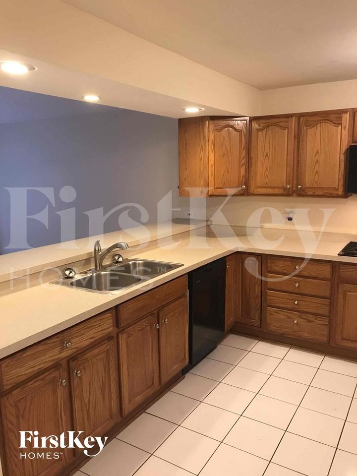 534 N Longwood Dr - Photo 5 of 12
