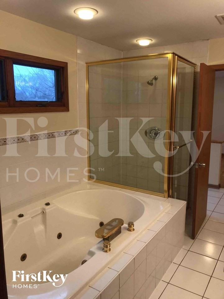 534 N Longwood Dr - Photo 7 of 12