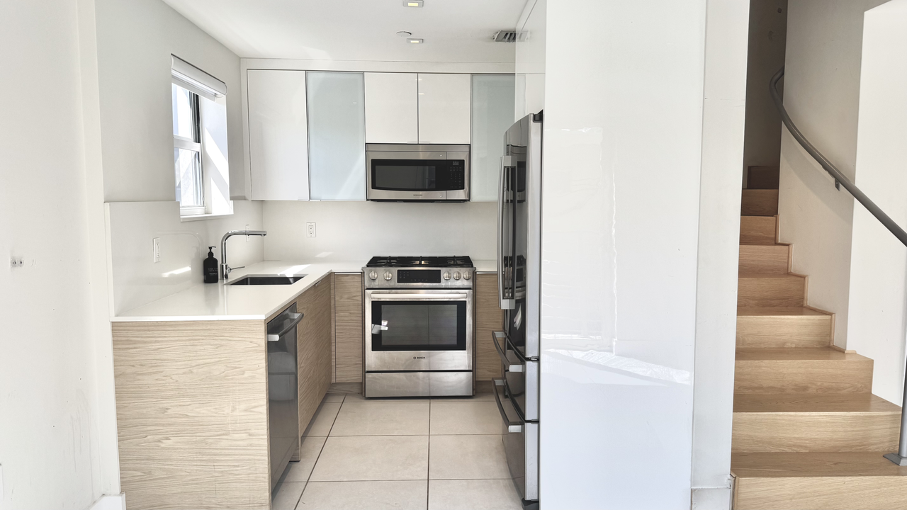 643 Jefferson Ave #11 - Photo 3 of 16