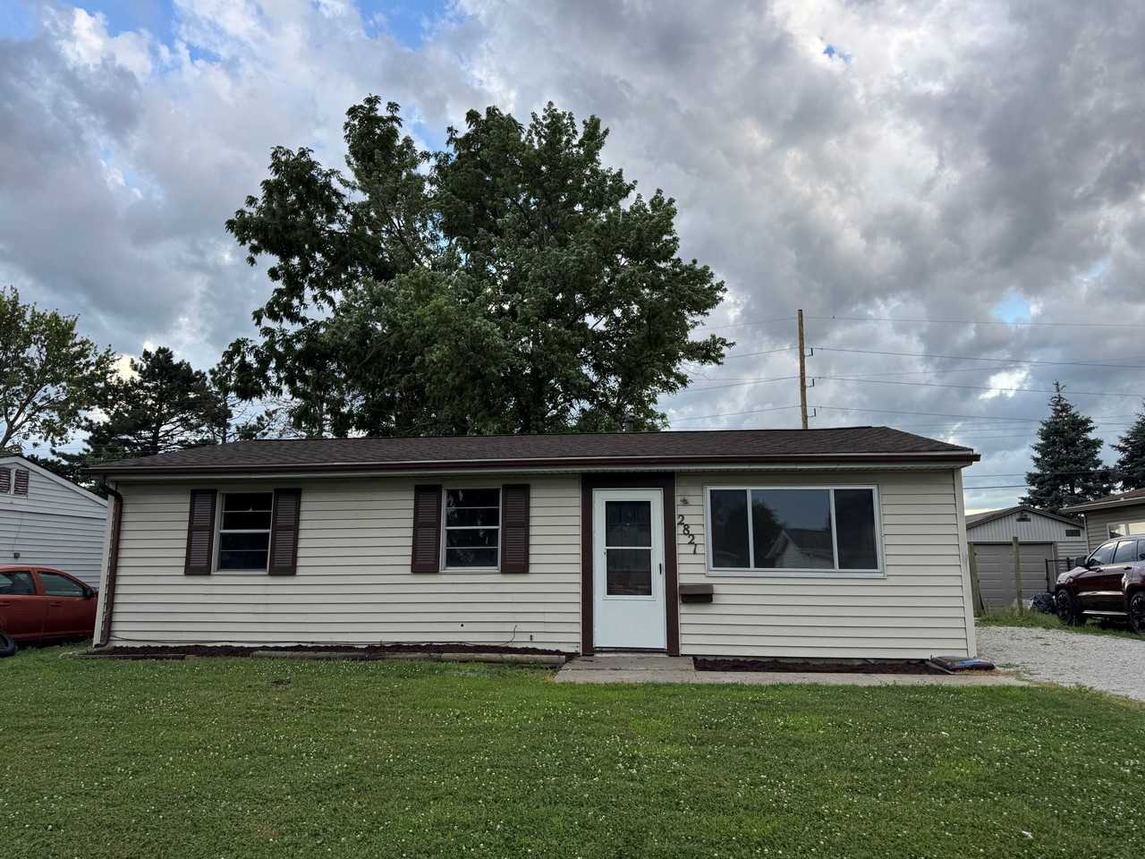 2821 E Cardinal Dr - Photo 2 of 8