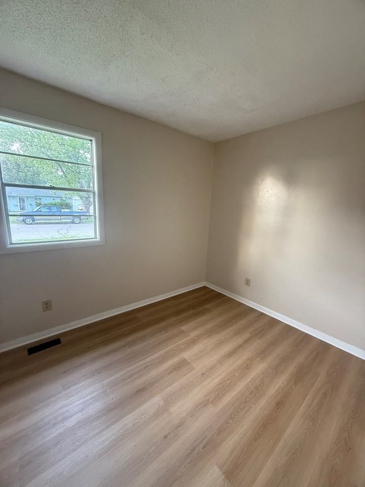 2821 E Cardinal Dr - Photo 6 of 8