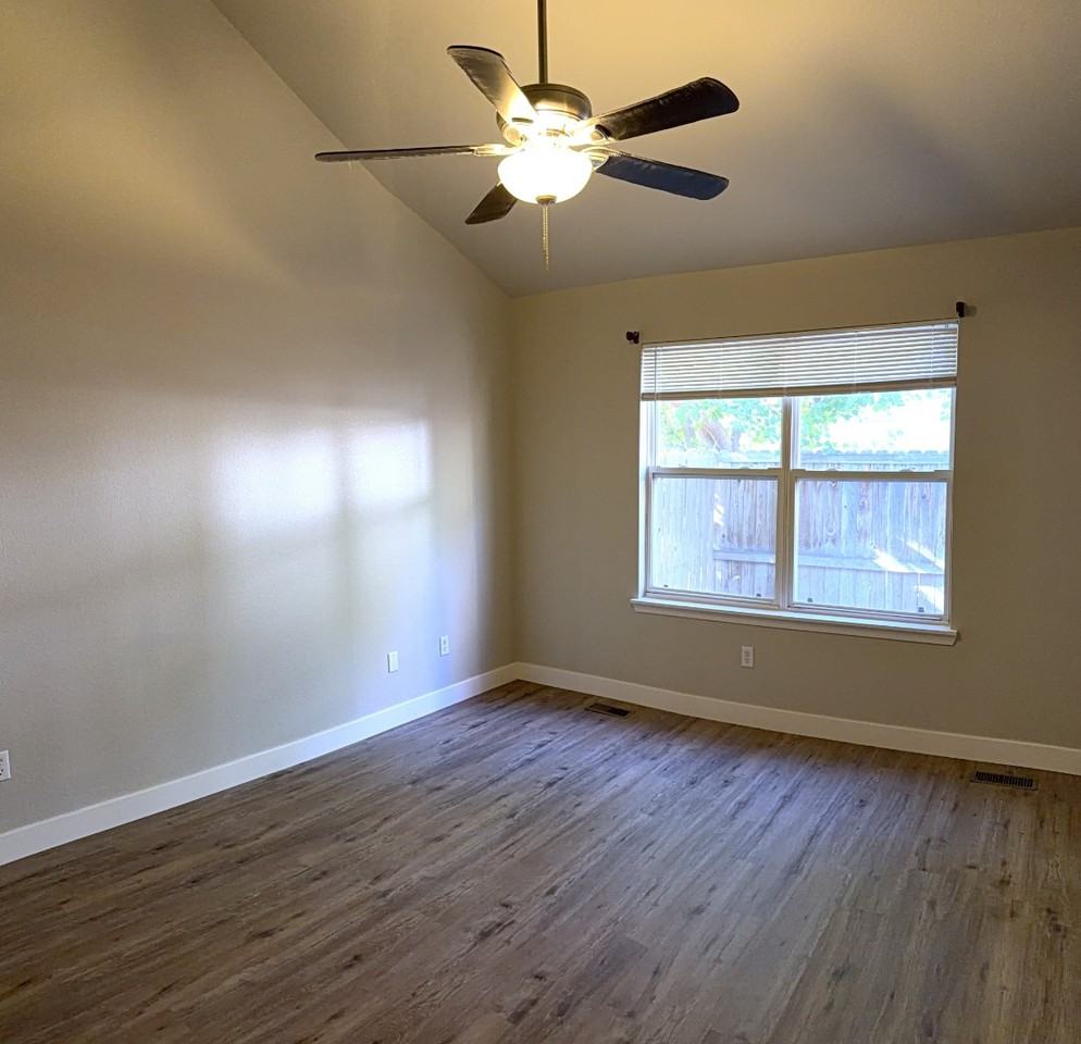 506 Maple St - Photo 4 of 15