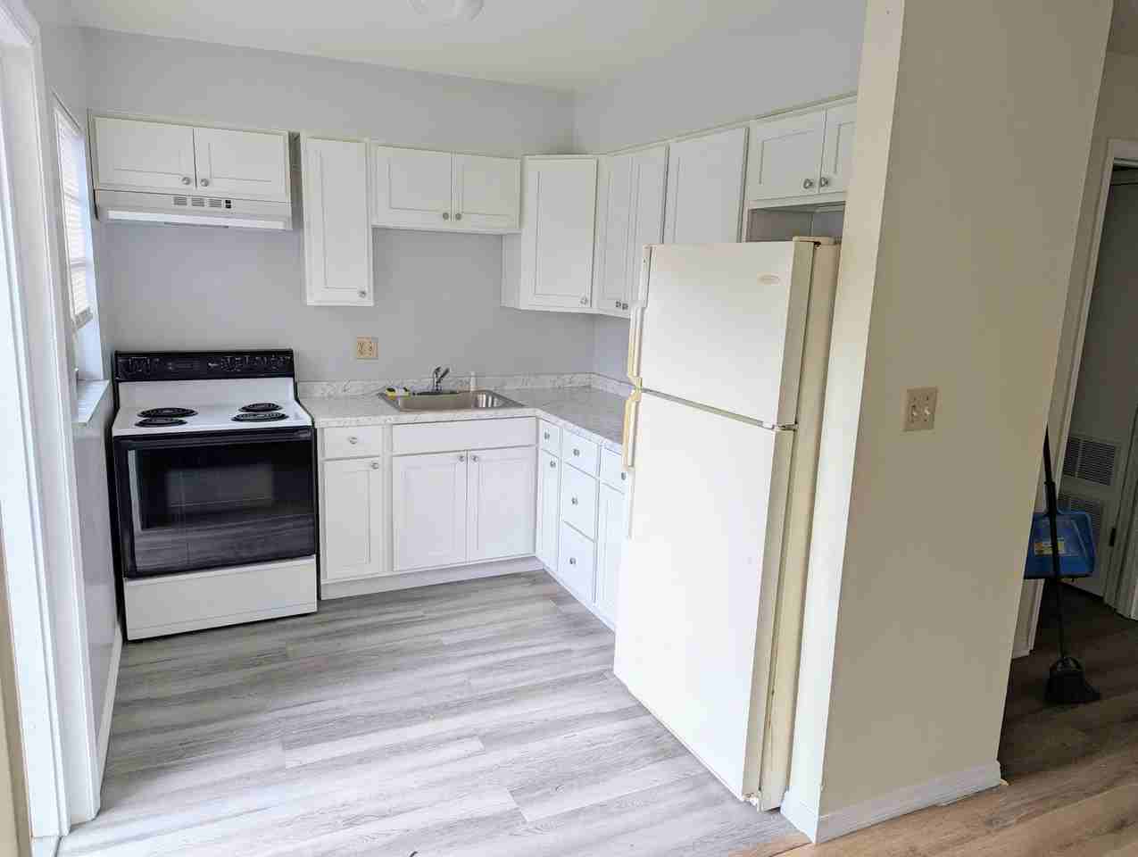 1110 N Hampton Ave - Photo 2 of 9