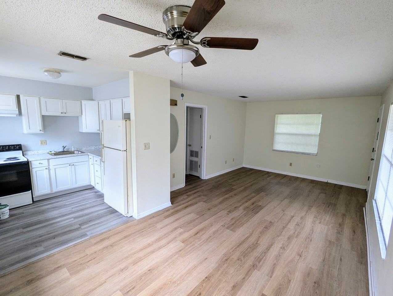1110 N Hampton Ave - Photo 4 of 9