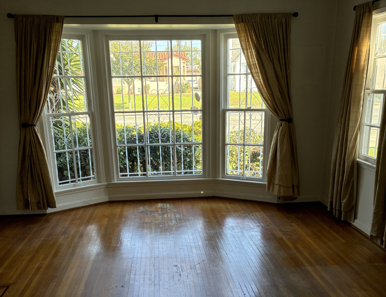232 W Fairview Blvd - Photo 3 of 10