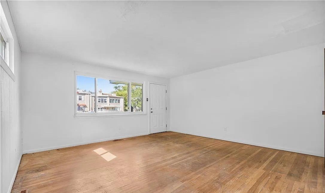 1931 S Hall St - Photo 4 of 28