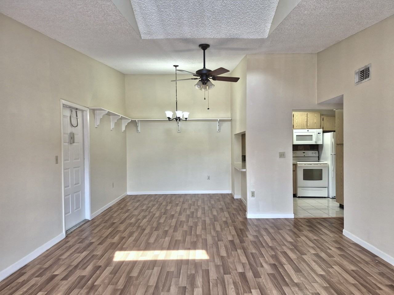1344 Pine Ridge Cir E - Photo 6 of 32
