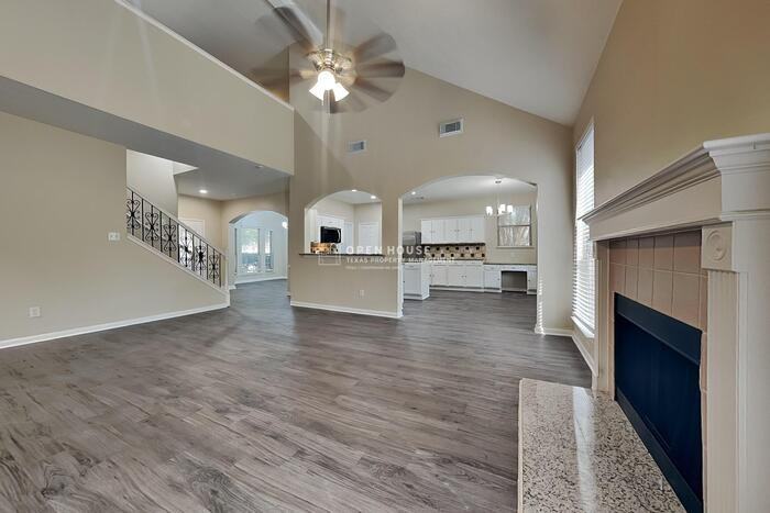 3007 Davey Oaks Dr - Photo 4 of 24