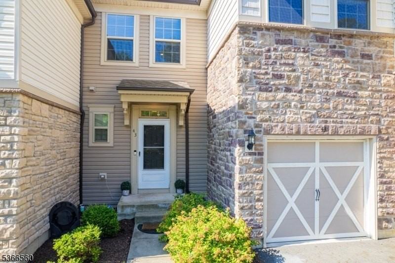 43 Albert Ct - Photo 2 of 28
